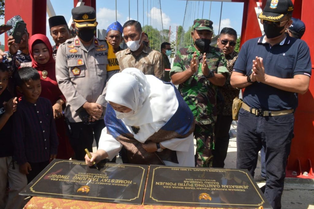 Bupati_Muaro_Jambi_Meresmikan_Jembatan_Gantung_Putri_Ponjen_di_Desa_Tanjung_Lanjut