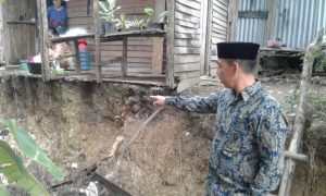 26hl-1-salah-satu-rumah-warga-yang-terancam-longsor.-jambione