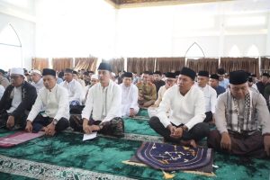 Penjabat_Bupati_Muaro_Jambi_Melaksanakan_Sholat_EID_1445_Hijriah_di_Masjid_Al_Abror