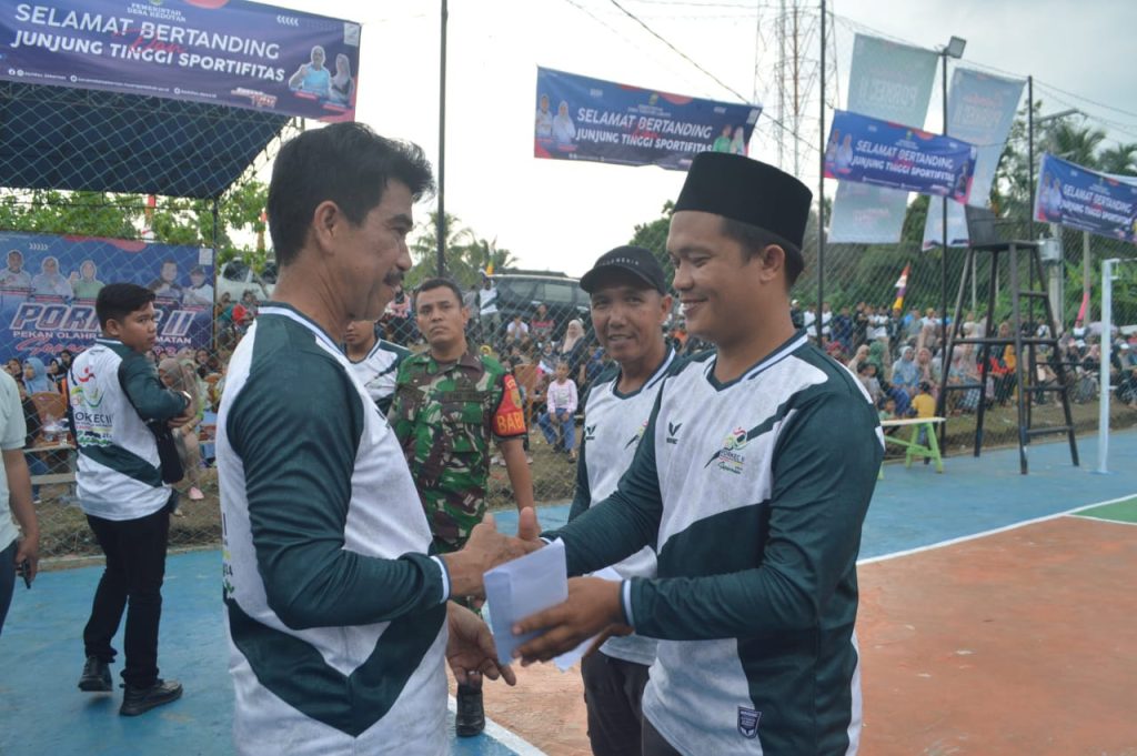 Pembukaan_turnamen_volly_Ball_di_desa_suak_Putat201